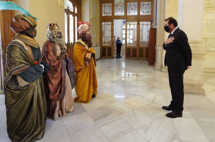 El alcalde de Valladolid, Óscar Puente, da la bienvenida a los Reyes Magos minutos antes del comienzo de la cabalgata.