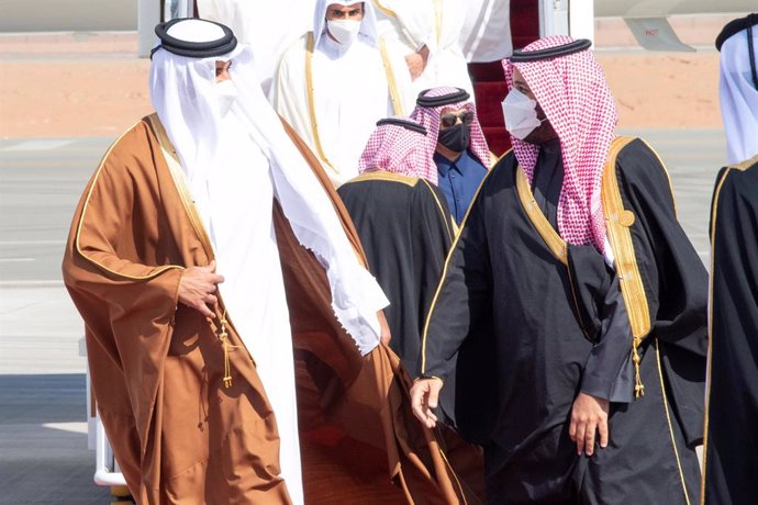 El príncep hereu de l'Arbia Saudita, Mohamed bin Salman (d), rep l'emir de Qatar, Tamim bin Hamad Al Thani (e), en la cimera del Consell de Cooperació dels Estats rabs del Golf (CCG)