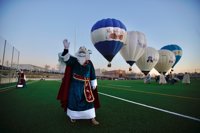 Los Reyes Magos llegan en helicóptero, autobús o globo a la región pese a la pandemia