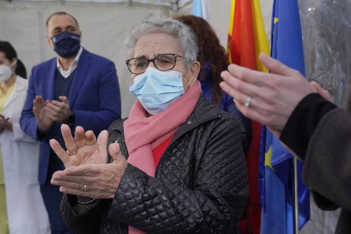 Nieves Cabo Vidal, una mujer de 82 años residente del centro de mayores Porta do Camiño de Santiago, aplaude tras convertirse en la primera persona en recibir la vacuna contra la Covid-19 en Galicia, en Santiago de Compostela 