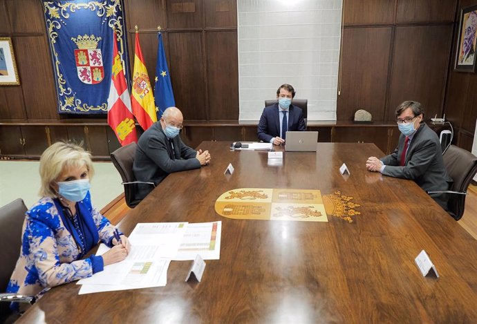 El presidente de la Junta, Alfonso Fernández Mañueco, (al fondo) en una reunión con Casado, Igea y el ministro de Sanidad, Salvador Illa.
