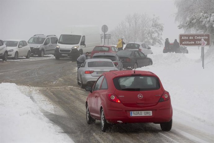 Varios coches circulan en la parroquia de O Cebreiro, en Lugo, Galicia (España), a 29 de diciembre de 2020. 