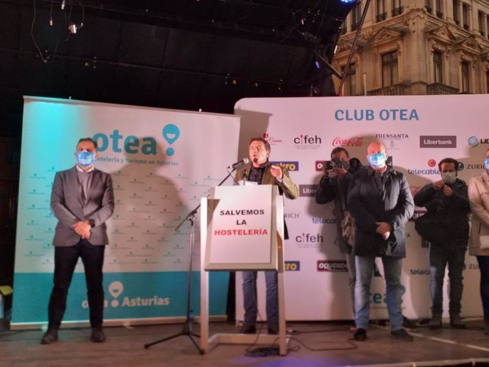El presidente de Otea, José Luis Álvarez Almeida, interviene en la protesta de la hostelería en Oviedo contra las medidas frente a la pandemia
