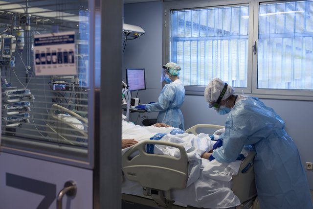 Personal sanitario atendiendo a un paciente ingresado en la Unidad de Cuidados Intensivos (UCI) para enfermos de coronavirus del Hospital Universitario Dr. Josep Trueta de Girona, Catalunya (España), a 21 de diciembre de 2020