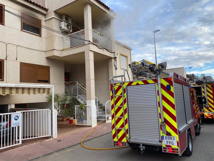 Efectivos de bomberos en la extinción de un incendio declarado en una vivienda de Alhama de Murcia