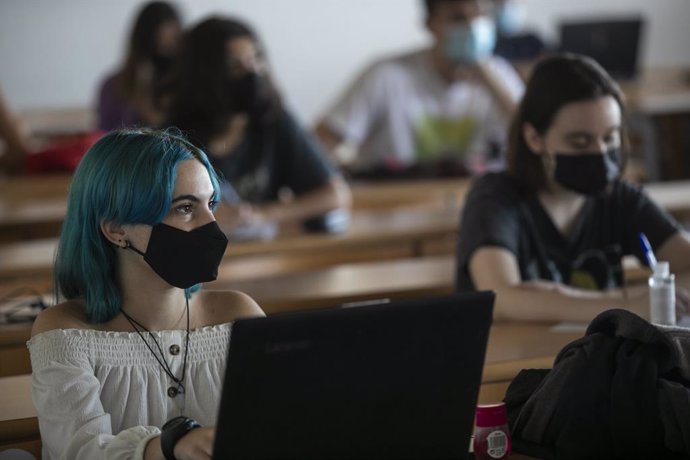 Alumnos en clase en la facultad de Comunicación de la Universidad de Sevilla, durante el inicio de las clases de forma escalonada. En Sevilla, (Andalucía, España), a 05 de octubre de 2020.