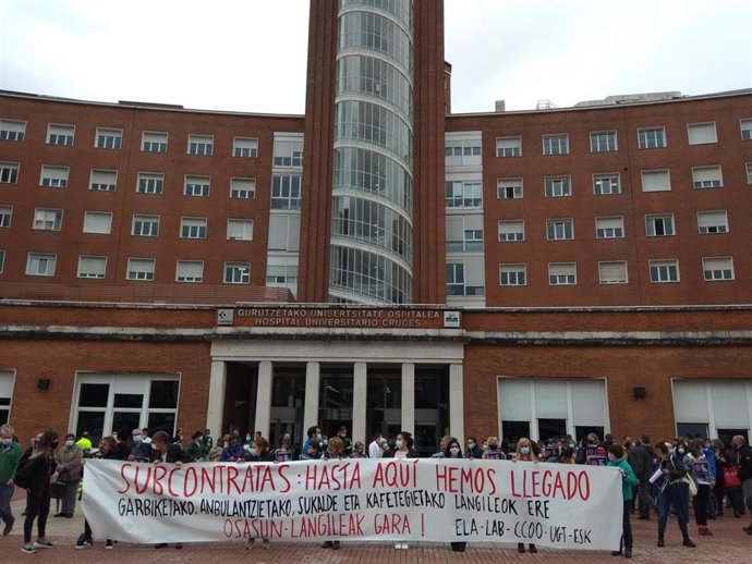 Concentración ante el Hospital de Cruces de trabajadores de las subcontratas de Osakidetza