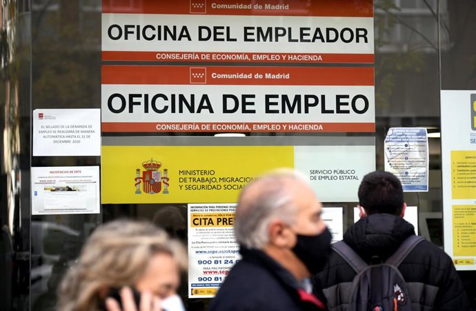 Personas en la puerta de una oficina de empleo, SEPE (antiguo INEM)