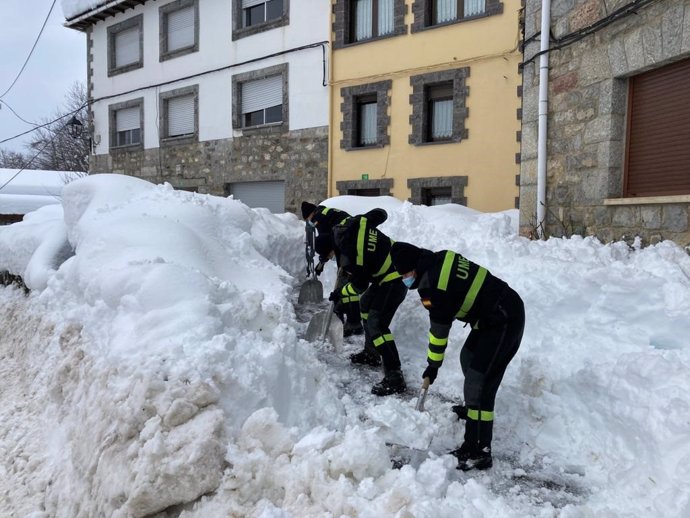Efectivo de la UME realizan labores de limpieza de nieve en municipios del entorno del Valle de Valdeón, en Léon.