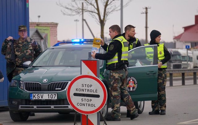 Un control en la frontera entre Lituania y Letonia para controlar el avance del coronavirus en el país.