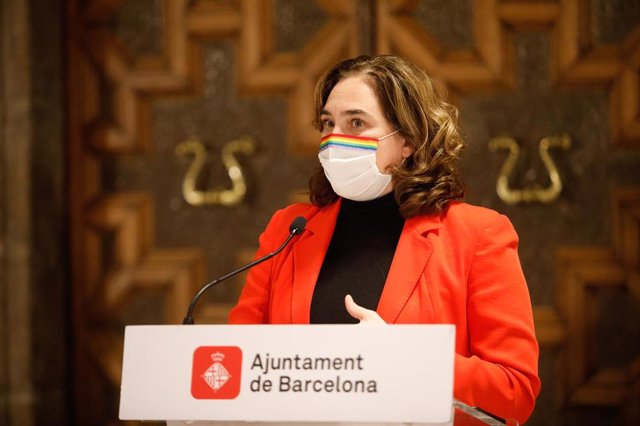 La alcaldesa de Barcelona, Ada Colau interviene en rueda de prensa después de una reunión de trabajo en el Ayuntamiento de Barcelona, Catalunya (España), a 17 de diciembre de 2020.