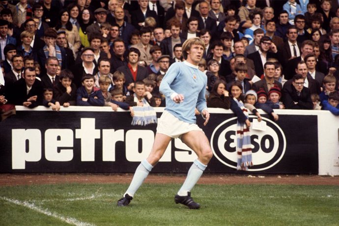FILED - 22 August 1970, England, Manchester: Manchester City's Colin Bell is pictured in action during a match against Burnley in 1970. Manchester City midfielder and former England international Colin Bell has died after a short illness, aged 74, the c
