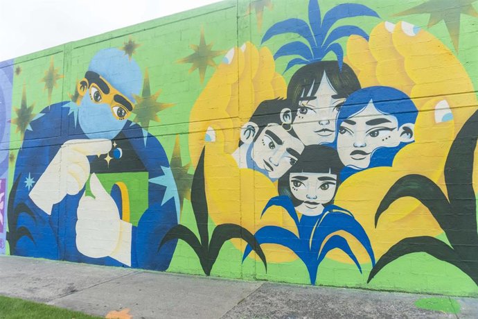 Mural en homenaje a los trabajadores del sector sanitario frente al Hospital Universitario de Bogotá, Colombia.