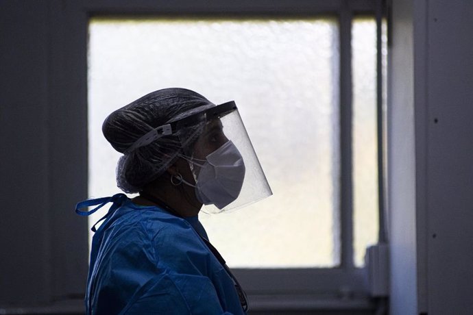 Una trabajadora sanitaria en Argentina con protección frente al coronavirus.