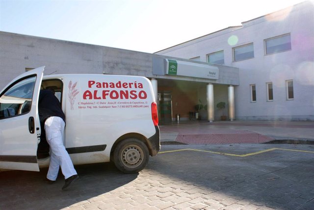 Regalo de roscones de reyes de Panadería-Pastelería Alfonso a los sanitarios del Hospital Alto Guadalquivir de Andújar por su esfuerzo contra la pandemia.