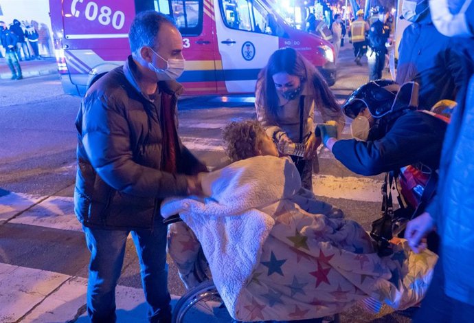 Ancianos atendidos en la calle antes de ser trasladados a un centro hospitalario en el Incendio de una residencia de ancianos la noche de Reyes en Sevilla a 06 de enero del 2021