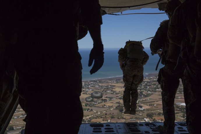 Marines estadounideneses saltan de un avión en la base de Rota