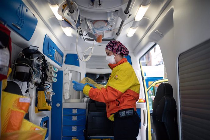 Una tcnic del Sistema d'Emergncies Mdiques (SEM) de la Generalitat de Catalunya en una ambulncia durant un servei i neteja d'EPIs, a Barcelona/Catalunya (Espanya) a 19 d'abril de 2020.