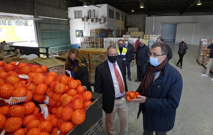 El alcalde de Murcia, José Ballesta, junto a la concejal de Derechos Sociales y Familia, Pilar Torres, visita el Banco de Alimentos del Segura
