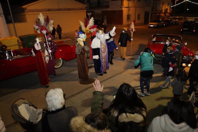 Los Reyes Magos sustituyen la tradicional carroza por tres Cadillac en Mequinenza y visitan a los sanitarios.