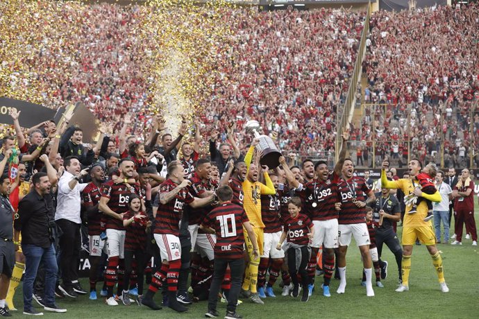 23 November 2019, Peru, Lima: Flamengo players celebrate with the trophy after winning the 2019 Copa Libertadores final soccer match between Flamengo and River Plate at Estadio Monumental "U". Photo: Mariana Bazo/ZUMA Wire/dpa