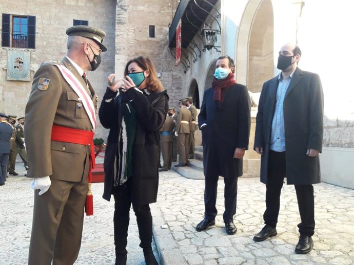 El comandante general de Baleares, Fernando García Blázquez, junto a la presidenta del Govern, Francina Armengol, y los portavoces de PP y UP, Biel Company y Alejandro López.