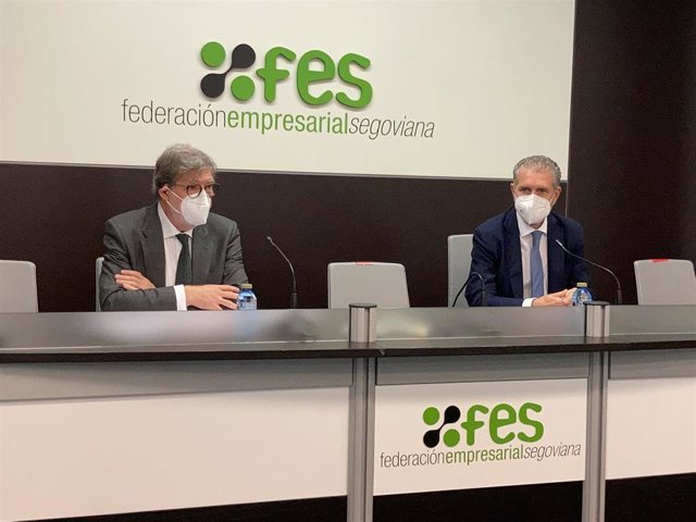 El presidente de CEOE CyL, Santiago Aparicio, (i) junto al presidente de la Federación Empresarial Segoviana, Andrés Ortega.