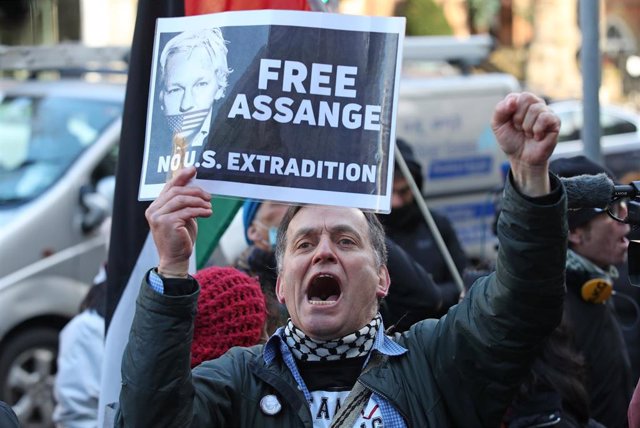 Un seguidor de Julian Assange reivindica su libertad en una protesta en Londres.