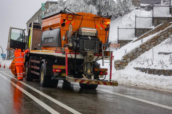 Una máquina quitanieves despeja la carretera M-601 durante el temporal de nieve en la Sierra de Madrid, en el Puerto de Navacerrada (Madrid) a 16 de noviembre de 2019.