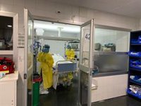 Andalucía suma 18 hospitalizados hasta los 1.072 y los ingresos en UCI bajan a 201