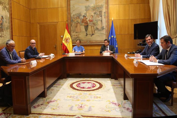 Els ministres de Treball i Seguretat Social, Yolanda Díaz i José Luis Escrivá, es reuneixen amb els secretaris generals de CCOO (Unai Sord)i UGT (Pepe Álvarez) i amb els president de CEOE (Antonio Garamendi) i Cepyme (Gerardo Cuerva).