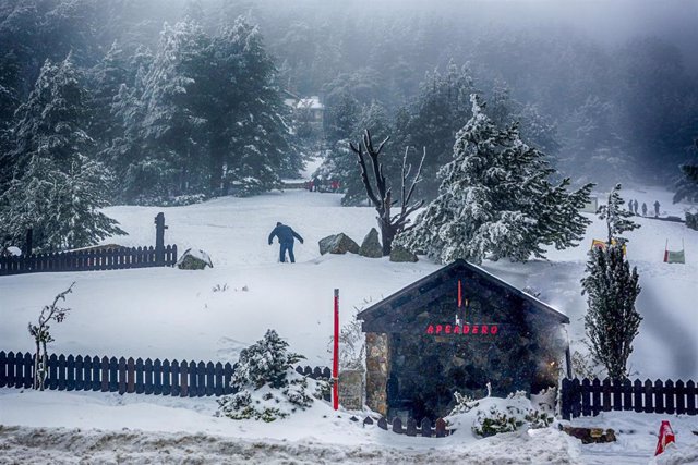 Apeadero junto a la carretera M-601 en el Puerto de Navacerrada durante el temporal de nieve en la Sierra de Madrid, en el Puerto de Navacerrada (Madrid) a 16 de noviembre de 2019.