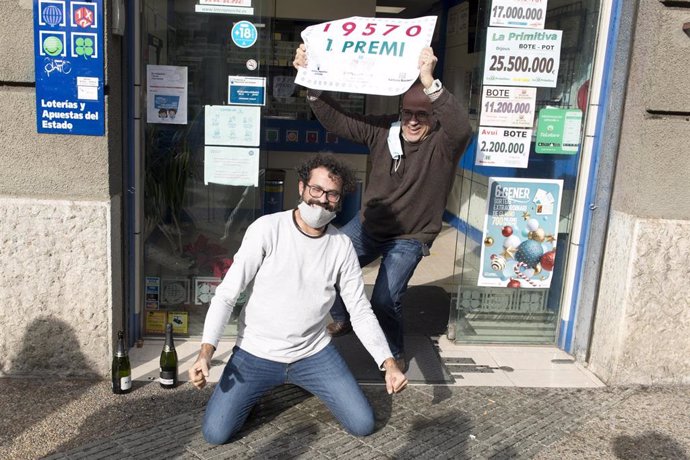 Trabajadores de la administración número 2 de Girona, Lotería Merche, celebran haber vendido parte del Gordo de la Lotería de El Niño, en Girona, Cataluña (España), a 6 de enero de 2021