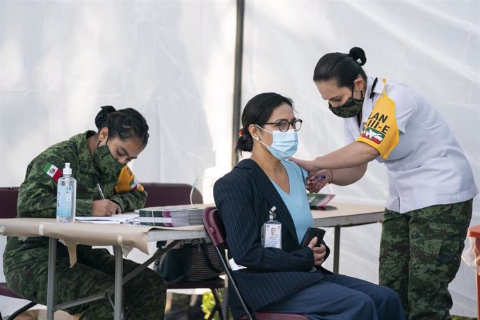 Personal médico recibiendo las primeras vacunas contra el coronavirus en México.