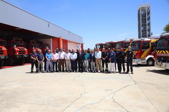Acto de la Diputación con responsables de bomberos de diferentes municipios