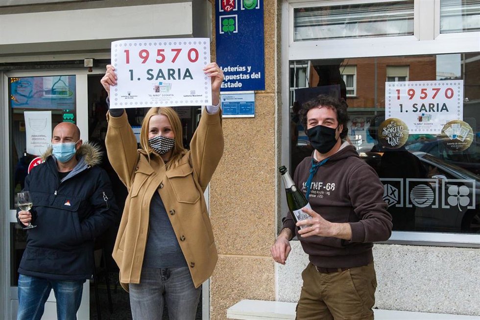 Cristina González, propietaria del bar y administración de loterías ubicado en el número 16 del Grupo Arriberri de San Sebastián, celebra que le haya tocado el Gordo de la Lotería del Niño, en San Sebastián