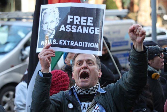 Un seguidor de Julian Assange reivindica la seva llibertat en una protesta a Londres.