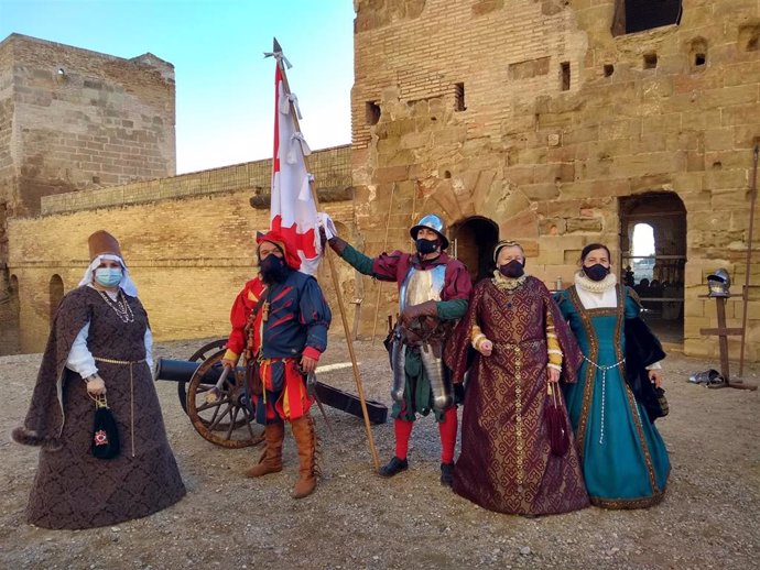 La ambientación histórica del Castillo de Monzón durante estas fiestas atrae a 700 personas .