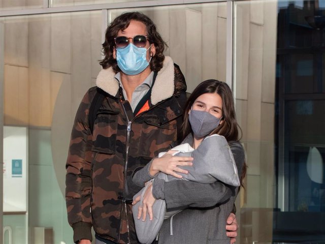 Feliciano López y Sandra Gago posan con su hijo Darío a su salida del hospital