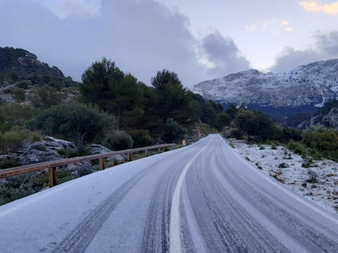 Una carretera nevada en la Serra de Tramuntana.