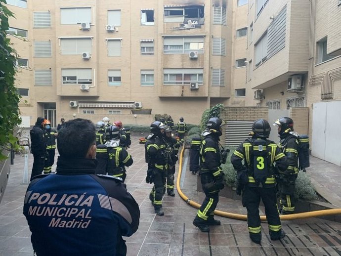 Rescatada una mujer y atendidas 6 personas en un incendio en Villaverde Bajo