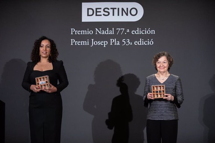 La escritora Najat El Hachmi, ganadora del Premio Nadal, y la escritora Maria Barbal, ganadora del Premio Pla, en Barcelona, Cataluña (España), a 6 de enero de 2021