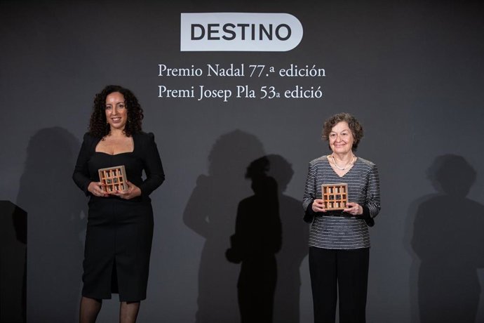 La escritora Najat El Hachmi, ganadora del Premio Nadal, y la escritora Maria Barbal, ganadora del Premio Pla, en Barcelona, Cataluña (España), a 6 de enero de 2021