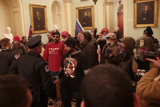 Los manifestantes a favor de Trump asaltan el Capitolio durante la  verificación de la victoria de Biden