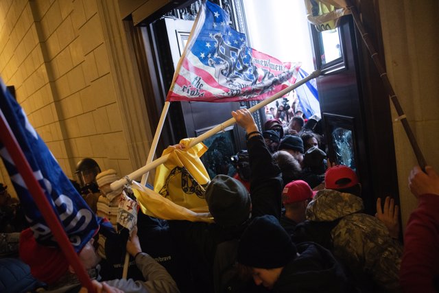 Manifestantes a favor de Trump logran entrar en el Capitolio