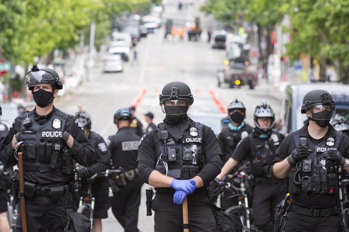 01 July 2020, US, Seattle: Members of the Seattle Police stand guard along Pine Street after clearing demonstrators of the Capitol Hill Occupied Protest (CHOP). Photo: Paul Christian Gordon/ZUMA Wire/dpa