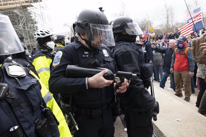 06 January 2021, US, Washington: Police clash with supporters of US President Donald Trump as they storm the USCapitol building during a Congress session to affirm President-elect Joe Biden's victory. Pro-Trump protesters stormed the USCapitol Buildin