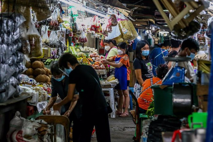 Mercado informal en Manila, Filipinas.