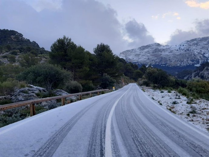 Acumulación de nieve en la carretera de la Serra de Tramuntana (Ma-10) este miércoles