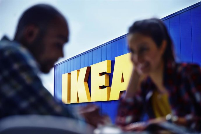 Pareja en una tienda IKEA